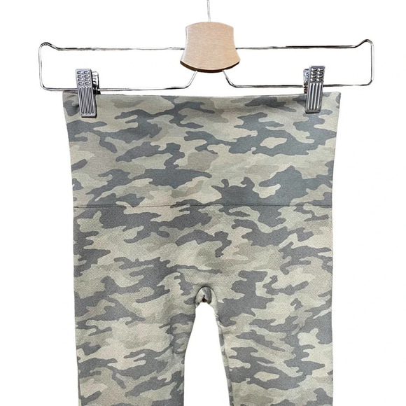 Spanx Look At Me Now Seamless Cropped Leggings Green Camo‎ Print Size Small - Picture 3 of 6